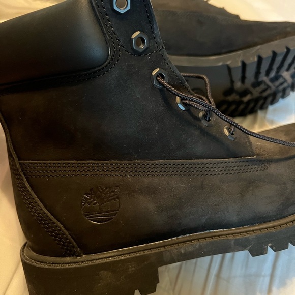 Timberland Black High-Top Boots with Lace-Up Design - Picture 3 of 6